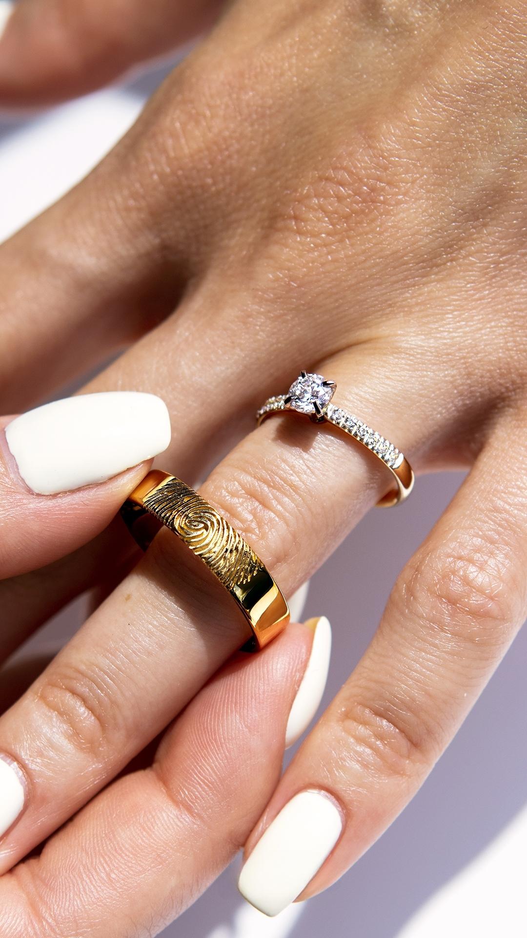 Pierscionek zareczynowy z diament 044 ct z zolte zloto sunshine na palcu 07