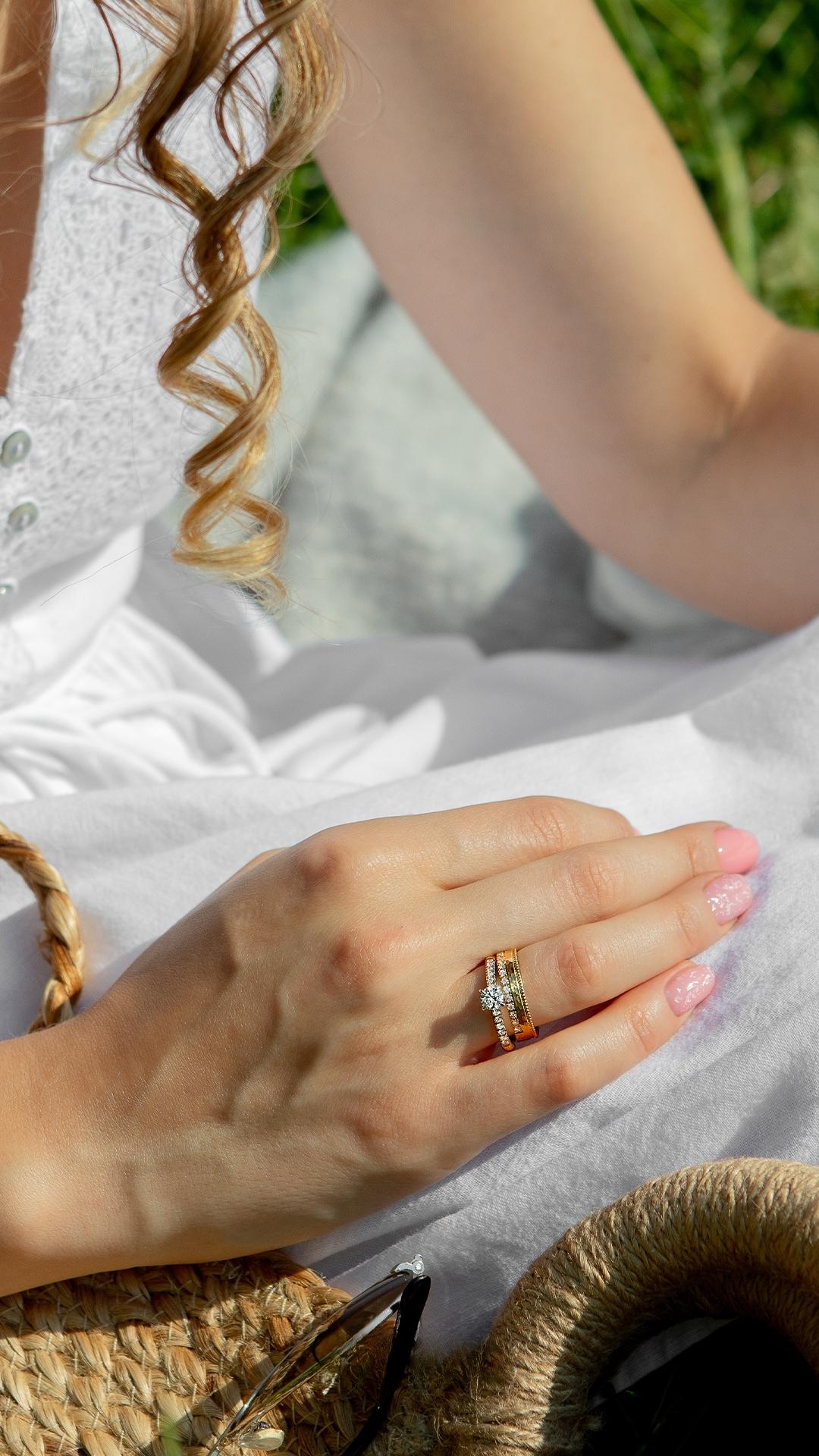 Pierscionek zareczynowy z diament 044 ct z zolte zloto sunshine na palcu 10