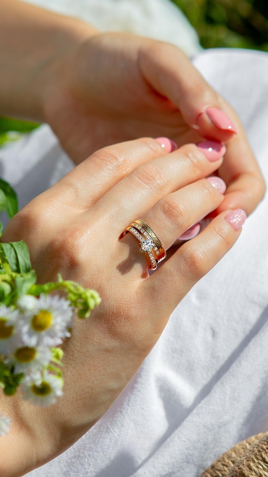 Pierscionek zareczynowy z diament 044 ct z zolte zloto sunshine na palcu 11