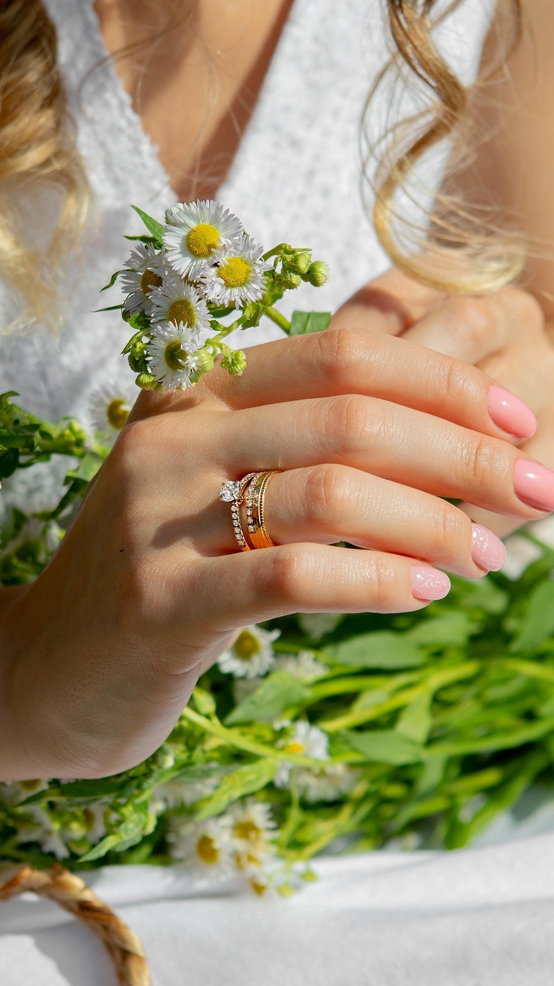 Pierscionek zareczynowy z diament 044 ct z zolte zloto sunshine na palcu 12