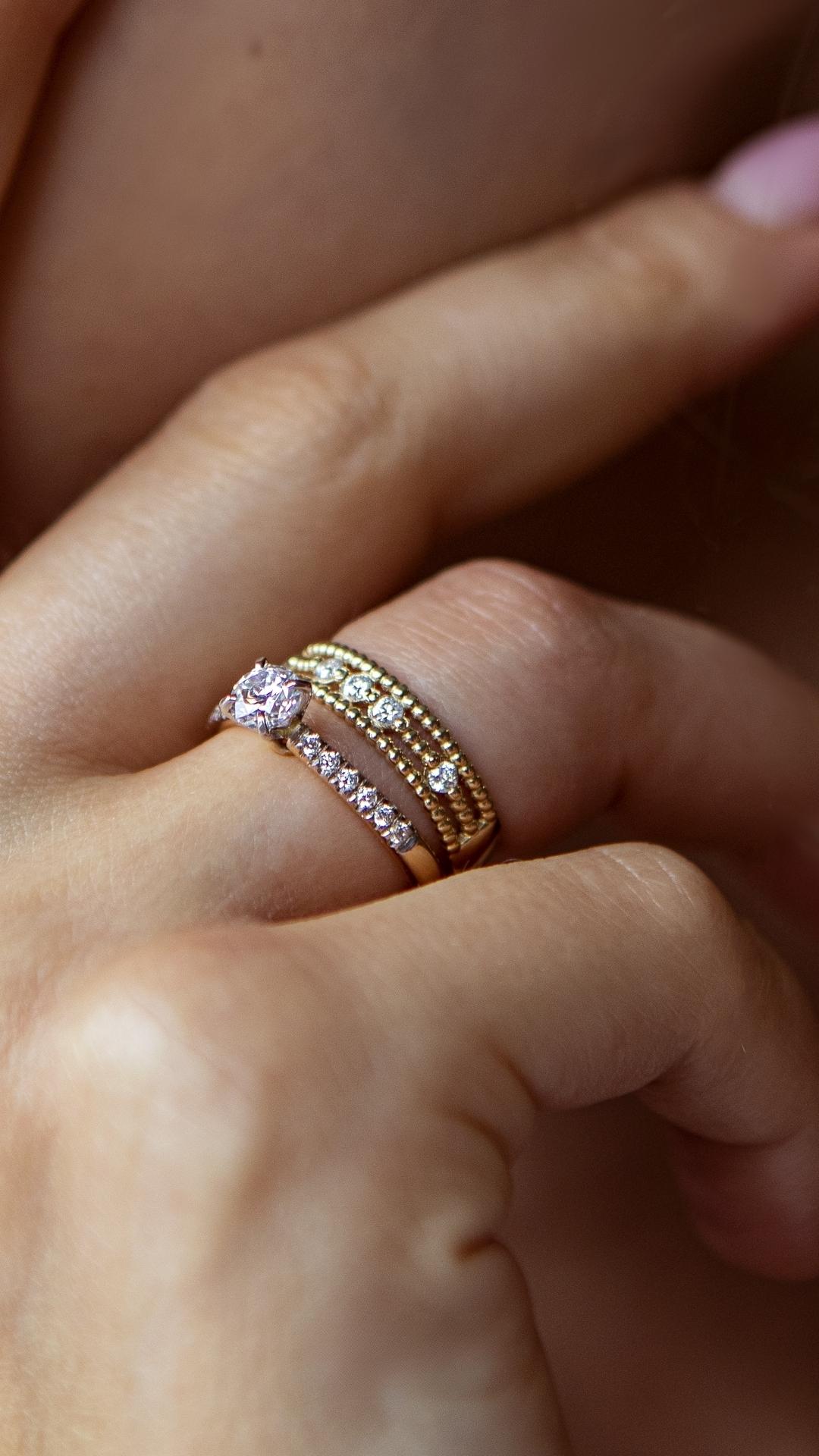 Pierscionek zareczynowy z diament 044 ct z zolte zloto sunshine na palcu 13