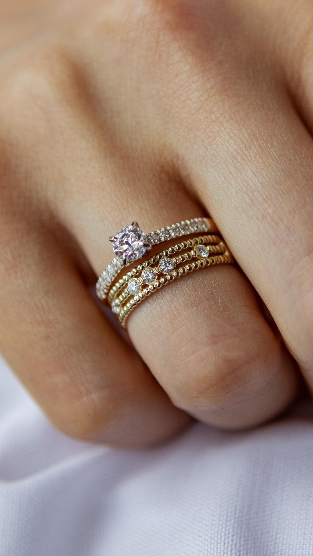 Pierscionek zareczynowy z diament 044 ct z zolte zloto sunshine na palcu