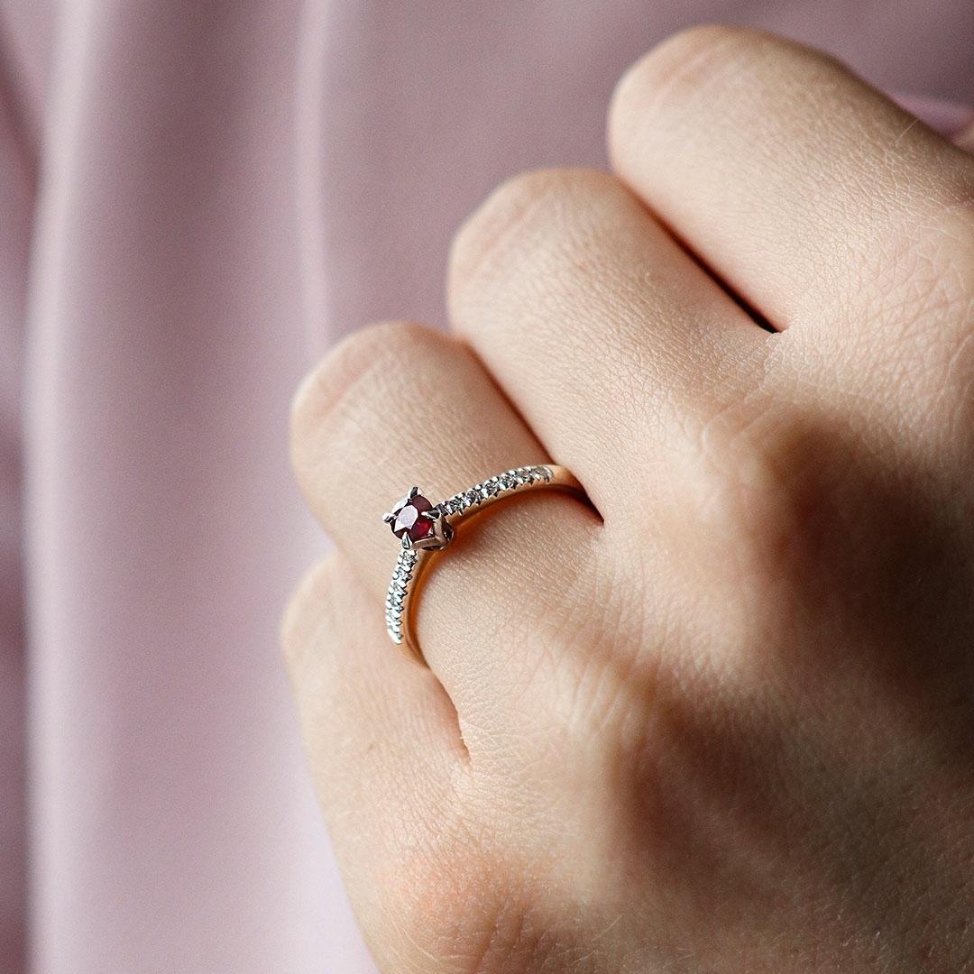 Pierscionek zareczynowy z rubin 039 ct z zolte zloto sunshine na palcu 02