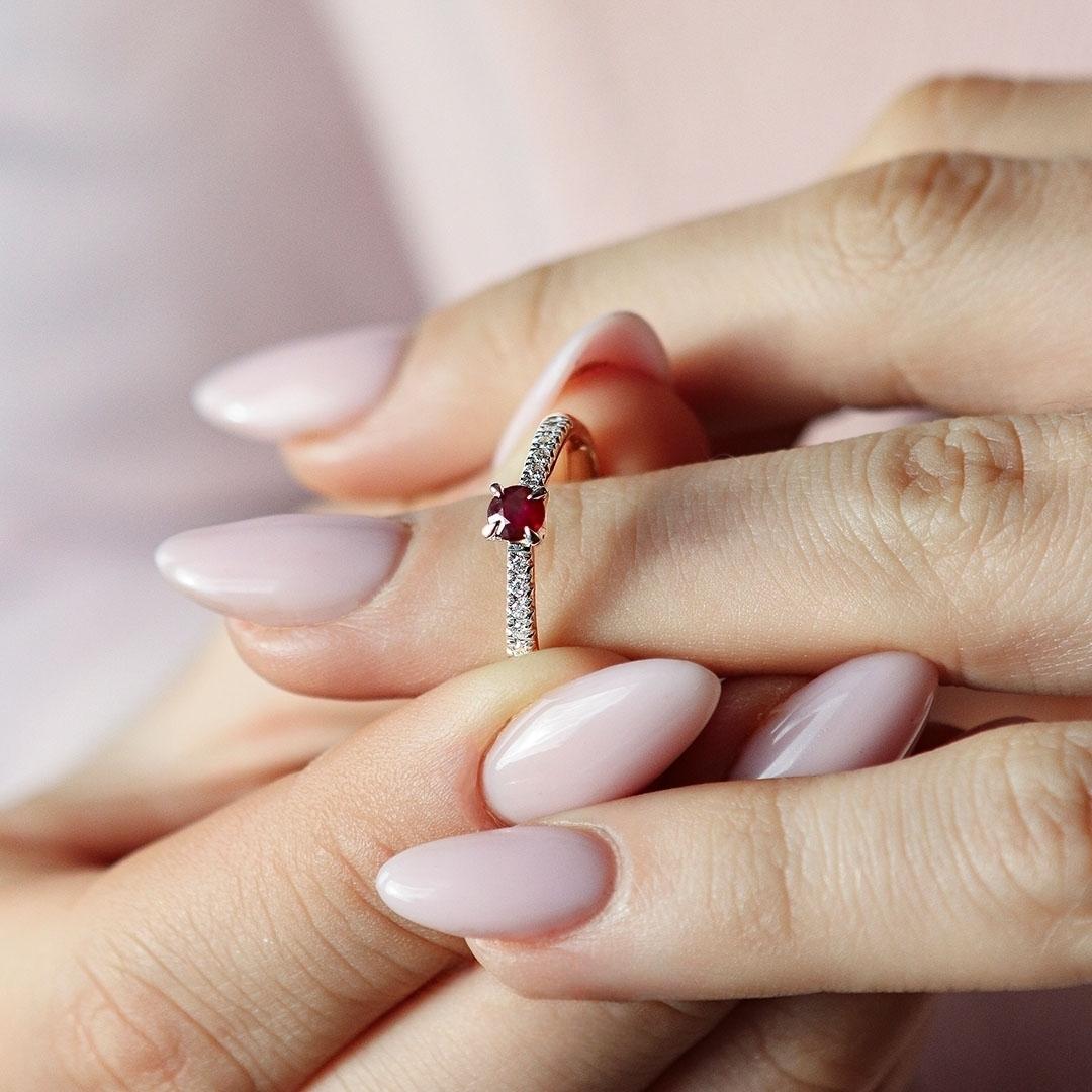 Pierscionek zareczynowy z rubin 039 ct z zolte zloto sunshine na palcu 03