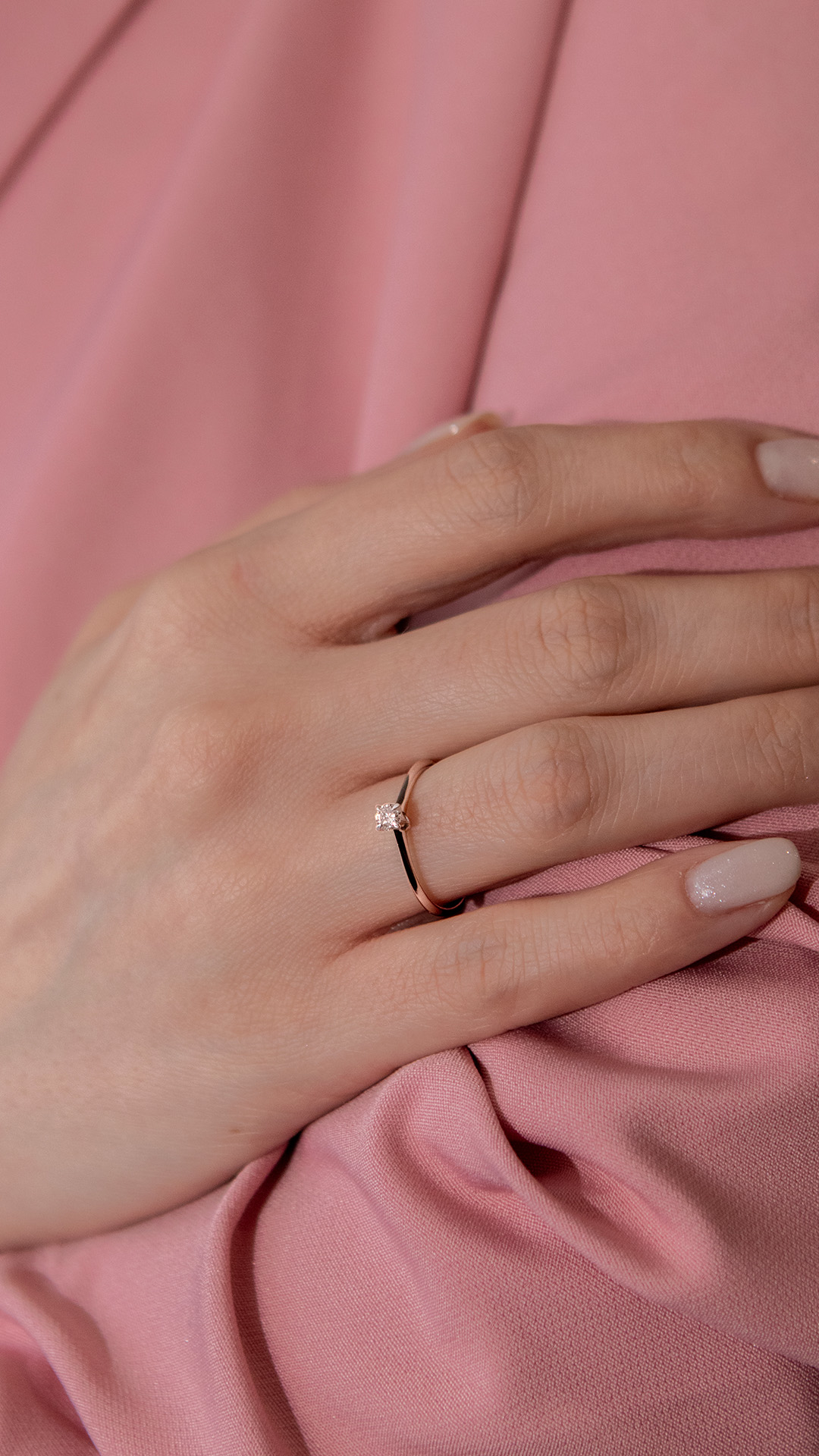 Pierscionek zareczynowy z diamentem 017 CT z rozowego zlota my angel na palcu 04