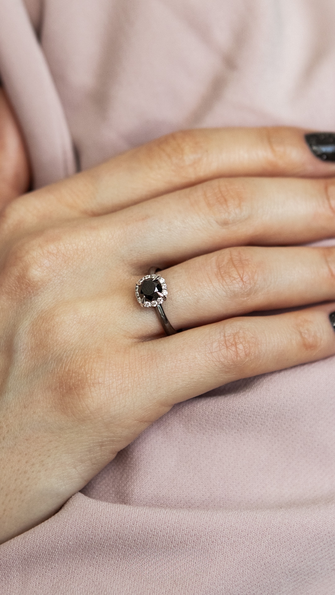 Pierscionek zareczynowy z diamentem czarnym 062 CT z czarnego zlota my beauty na palcu 05