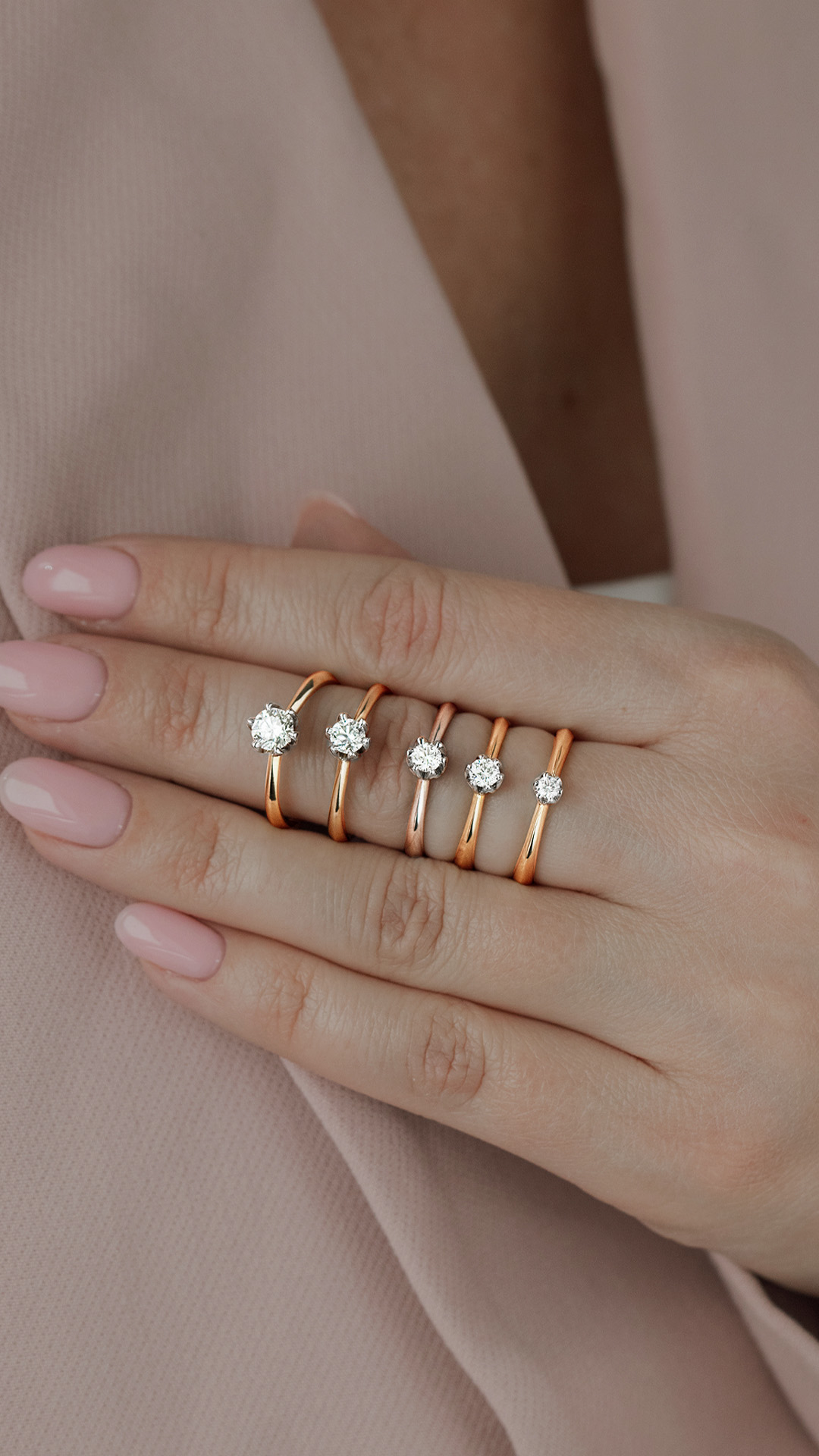 Pierscionek zareczynowy z diamentem 017 CT z zoltego zlota my daisy na palcu 04