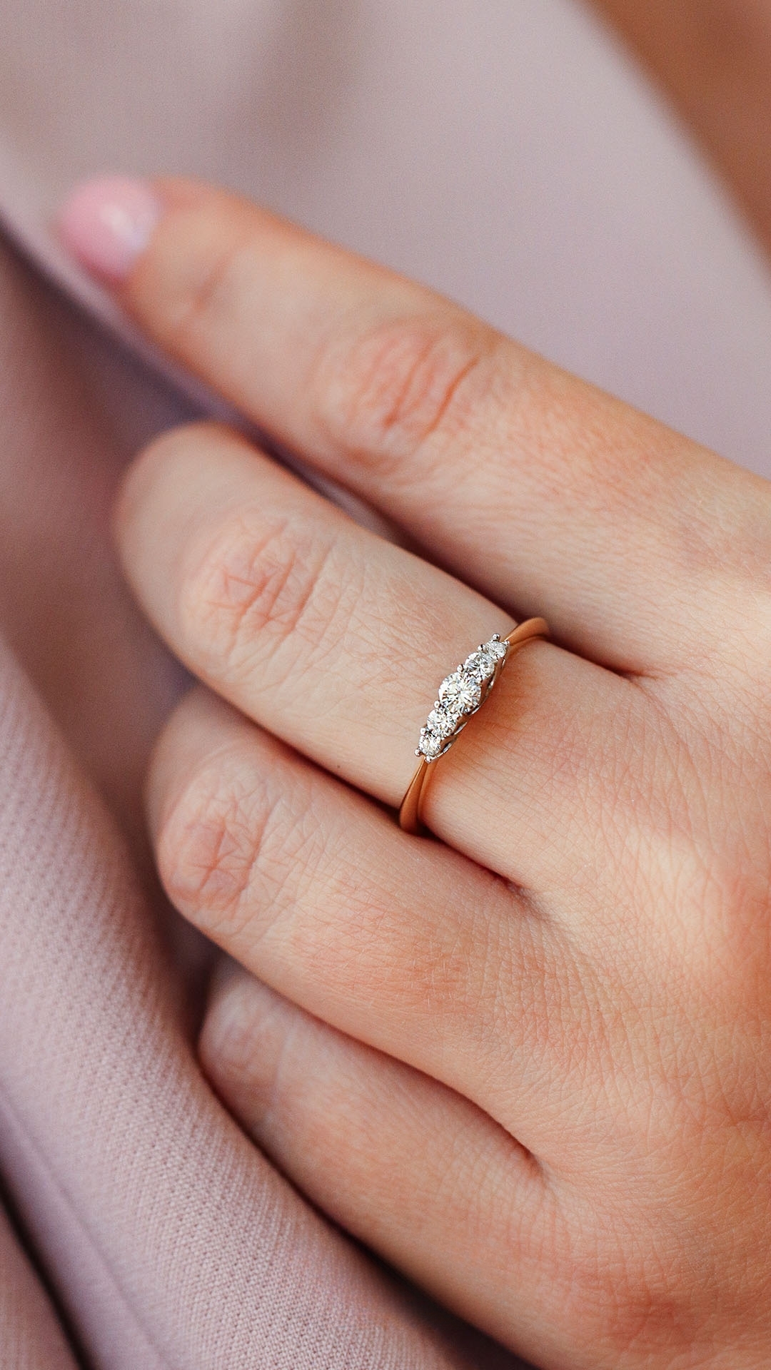 Pierscionek zareczynowy z diamentem 022 CT z zoltego zlota my darling na palcu 06