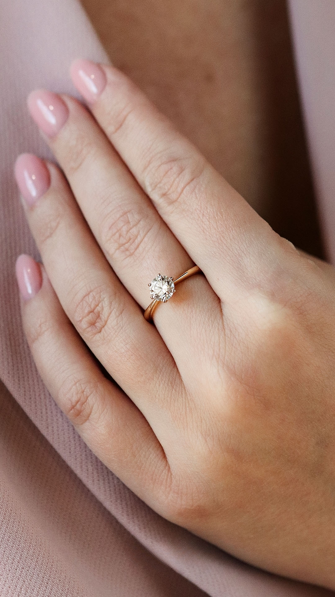 Pierscionek zareczynowy z diamentem laboratoryjnym 050 CT z zoltego zlota my love na palcu 04
