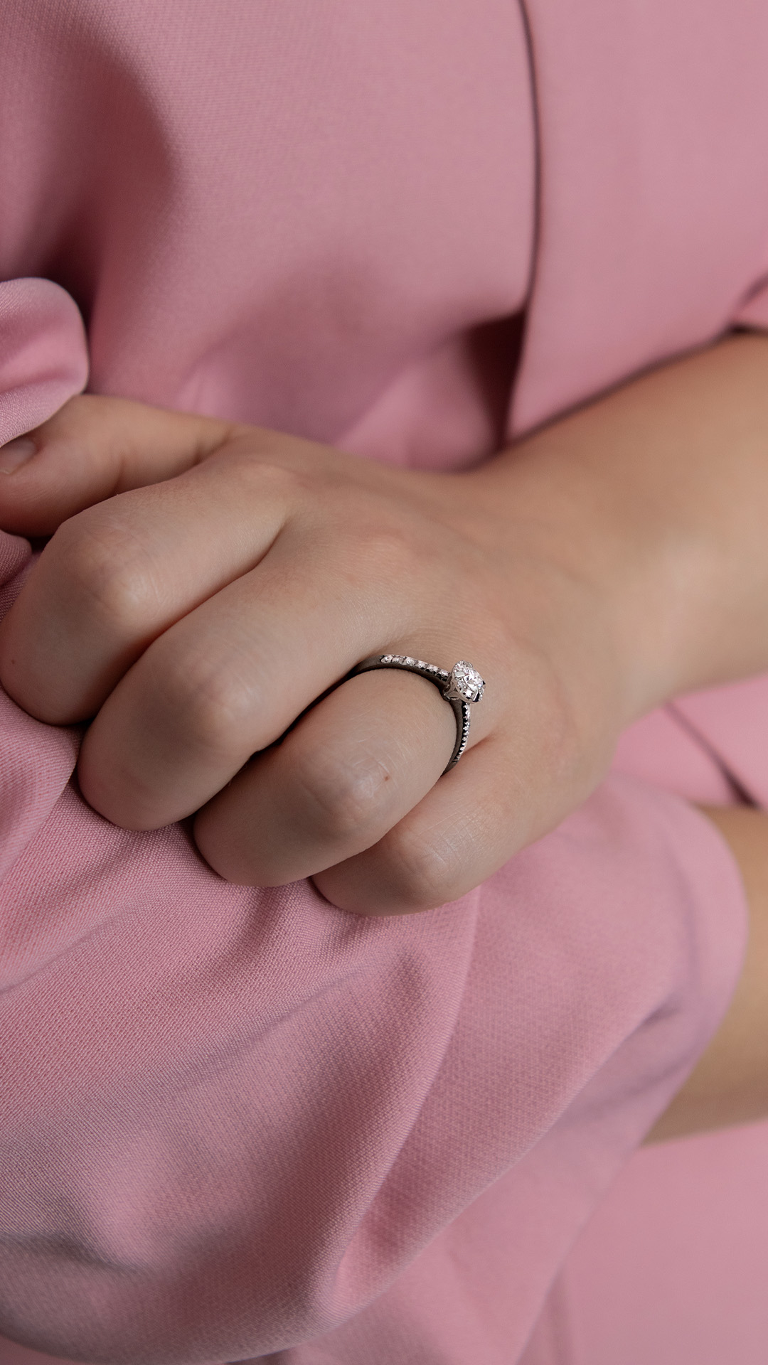 Pierscionek zareczynowy z diamentem 0 47 CT z zoltego zlota my princess na palcu 04