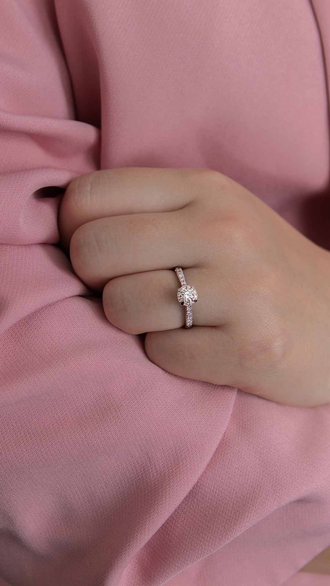 Pierscionek zareczynowy z diamentem 0 47 CT z zoltego zlota my princess na palcu 05