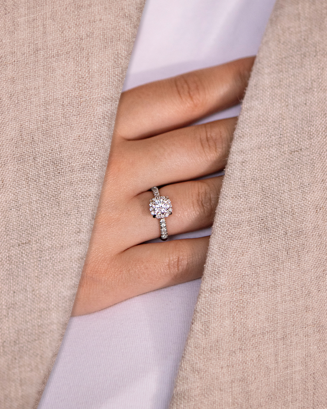Pierscionek zareczynowy z diamentem 118 CT z bialego zlota my princess na palcu 04
