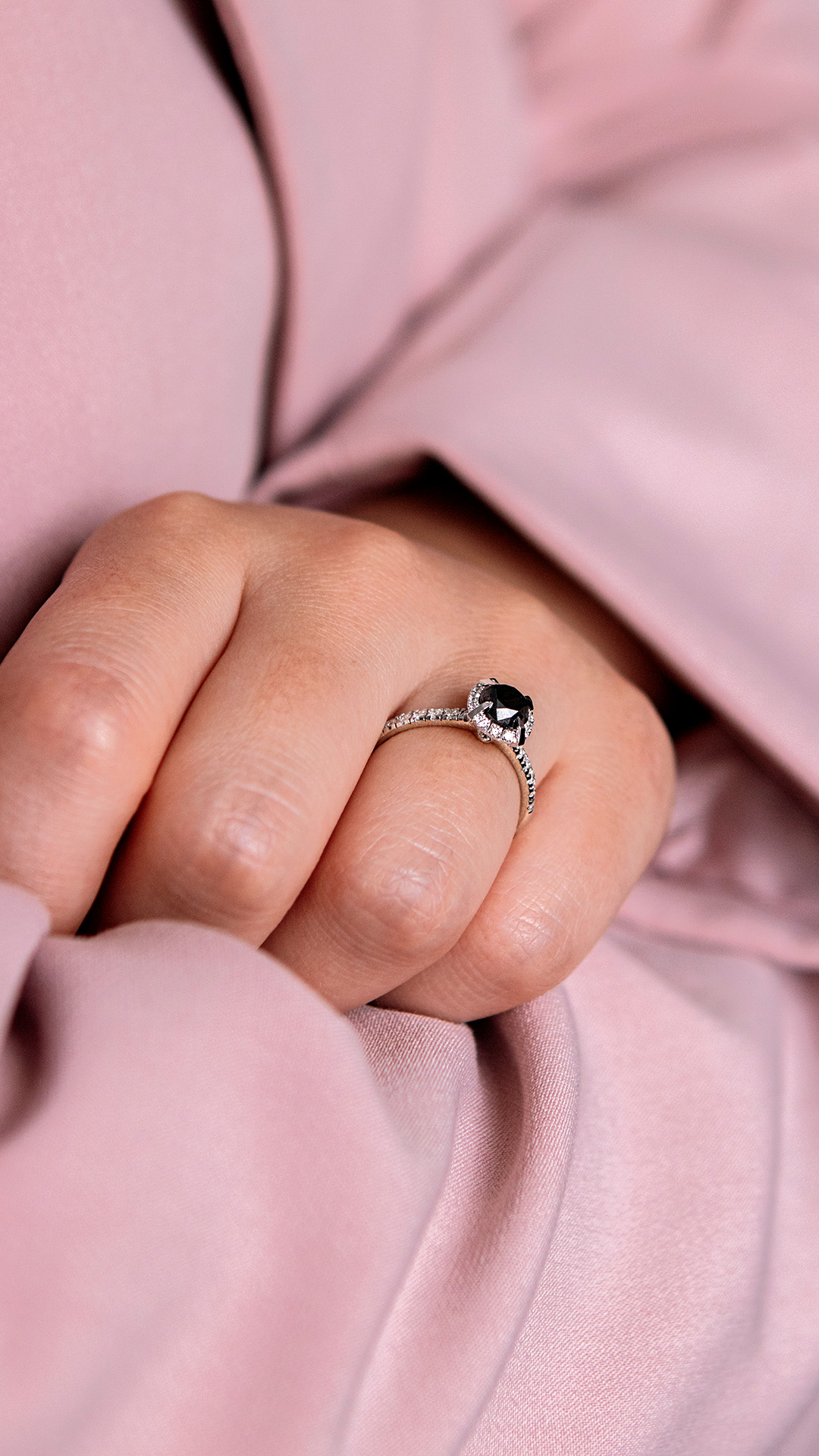 Pierscionek zareczynowy z diamentem czarny 118 CT z bialego zlota my princess na palcu 04