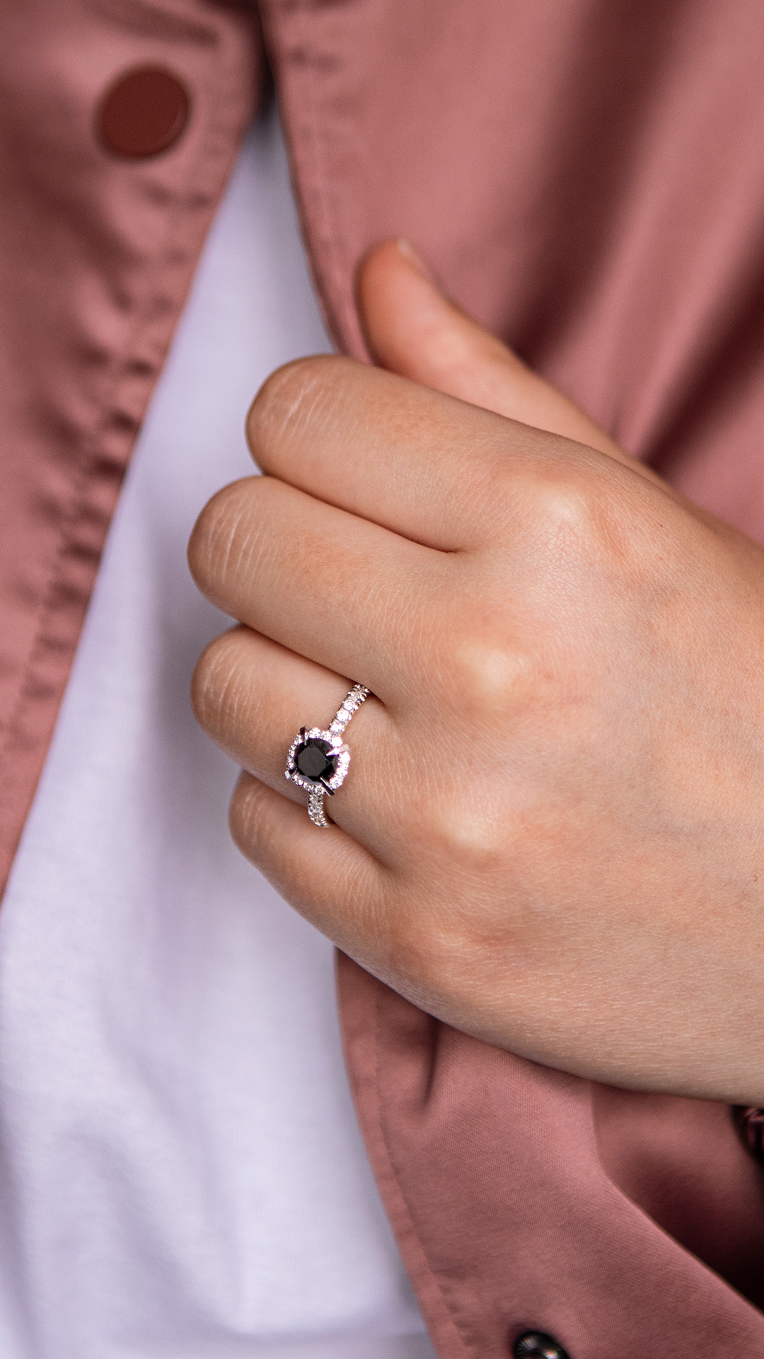 Pierscionek zareczynowy z diamentem czarny 118 CT z bialego zlota my princess na palcu 06