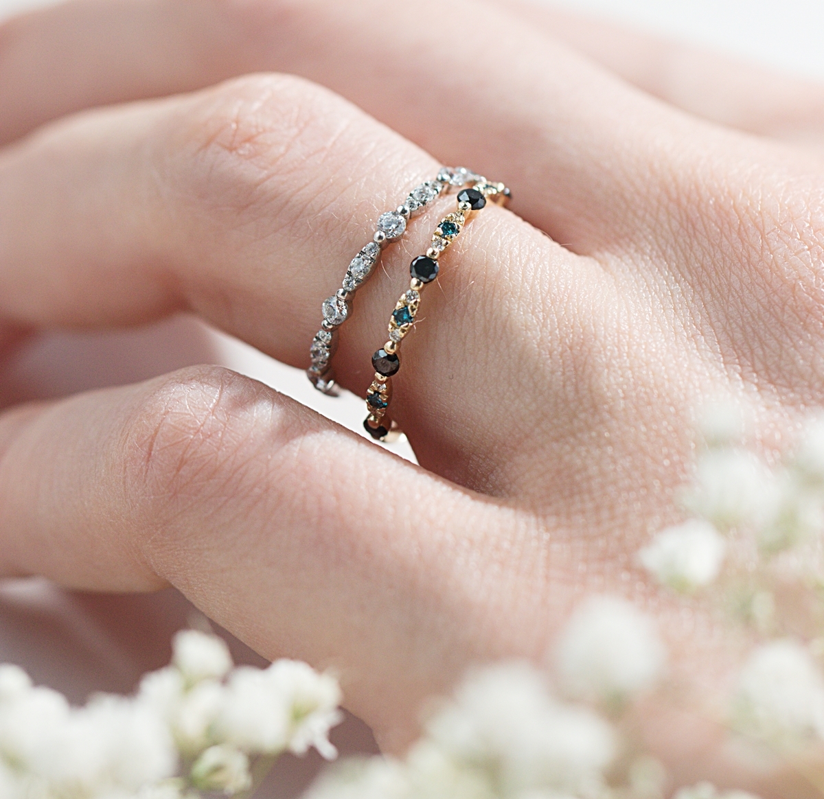dwie-delikatne-obrączki-ślubne-damskie-z diamentami-naturalnymi-czarnymi-diamentami-szmaragdami-styl boho
