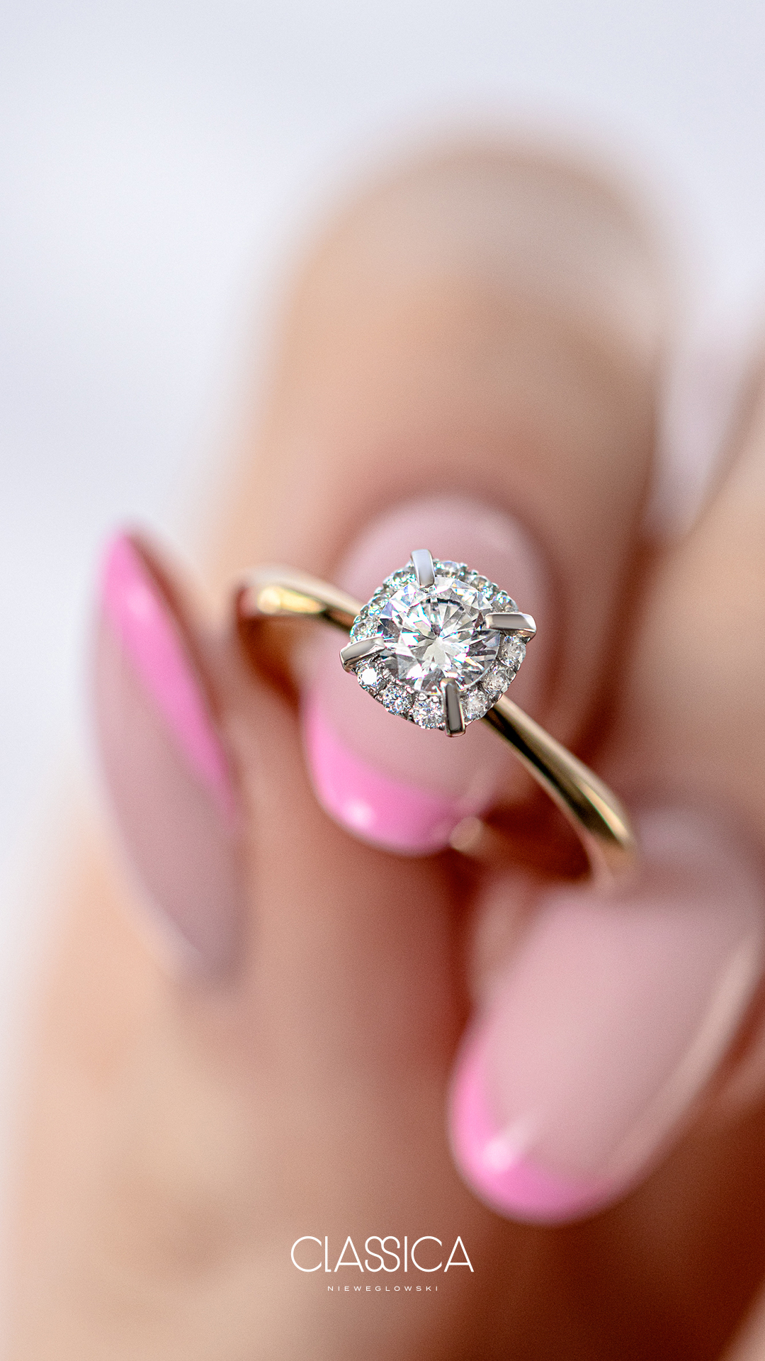 Pierscionek zareczynowy z diamentem 062 CT z zoltego zlota my beauty na palcu 09