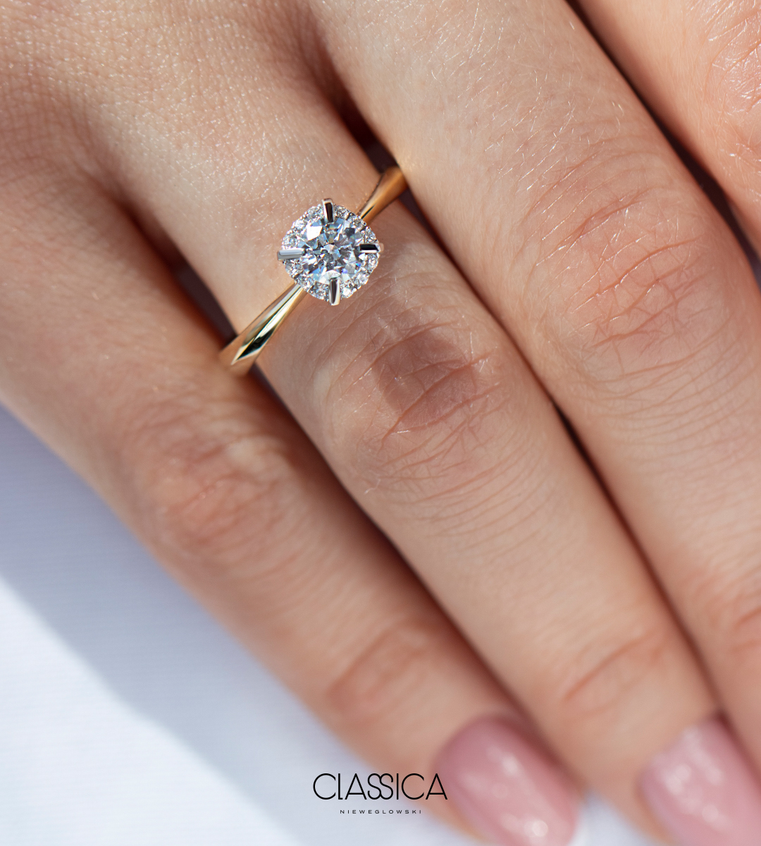Pierscionek zareczynowy z diamentem 062 CT z zoltego zlota my beauty na palcu 13