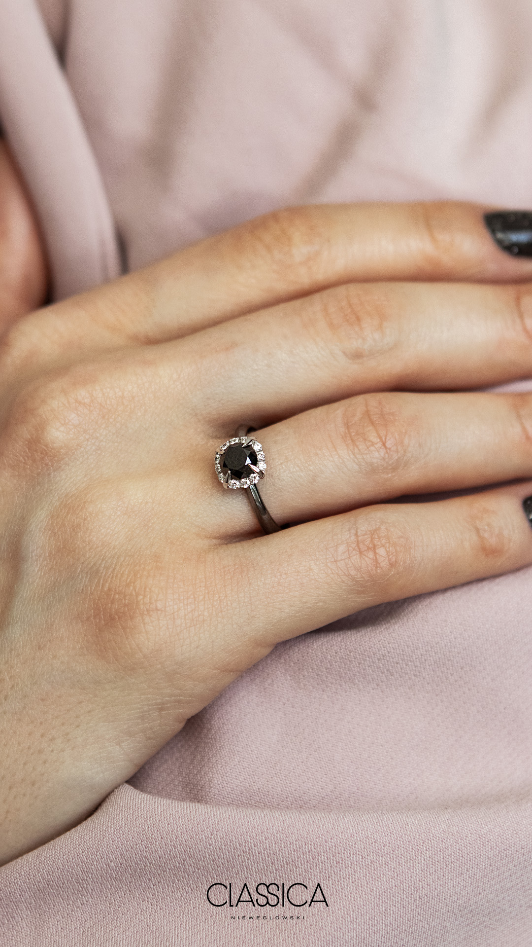 Pierscionek zareczynowy z diamentem czarnym 062 CT z czarnego zlota my beauty na palcu 05