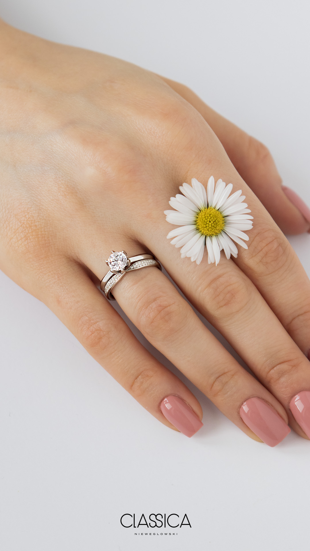 Pierscionek zareczynowy z diamentem 080 CT z bialego zlota my daisy na palcu 04