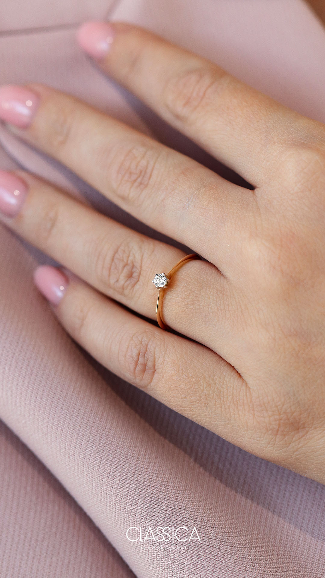 Pierscionek zareczynowy z diamentem 010 CT z zoltego zlota my love na palcu 05