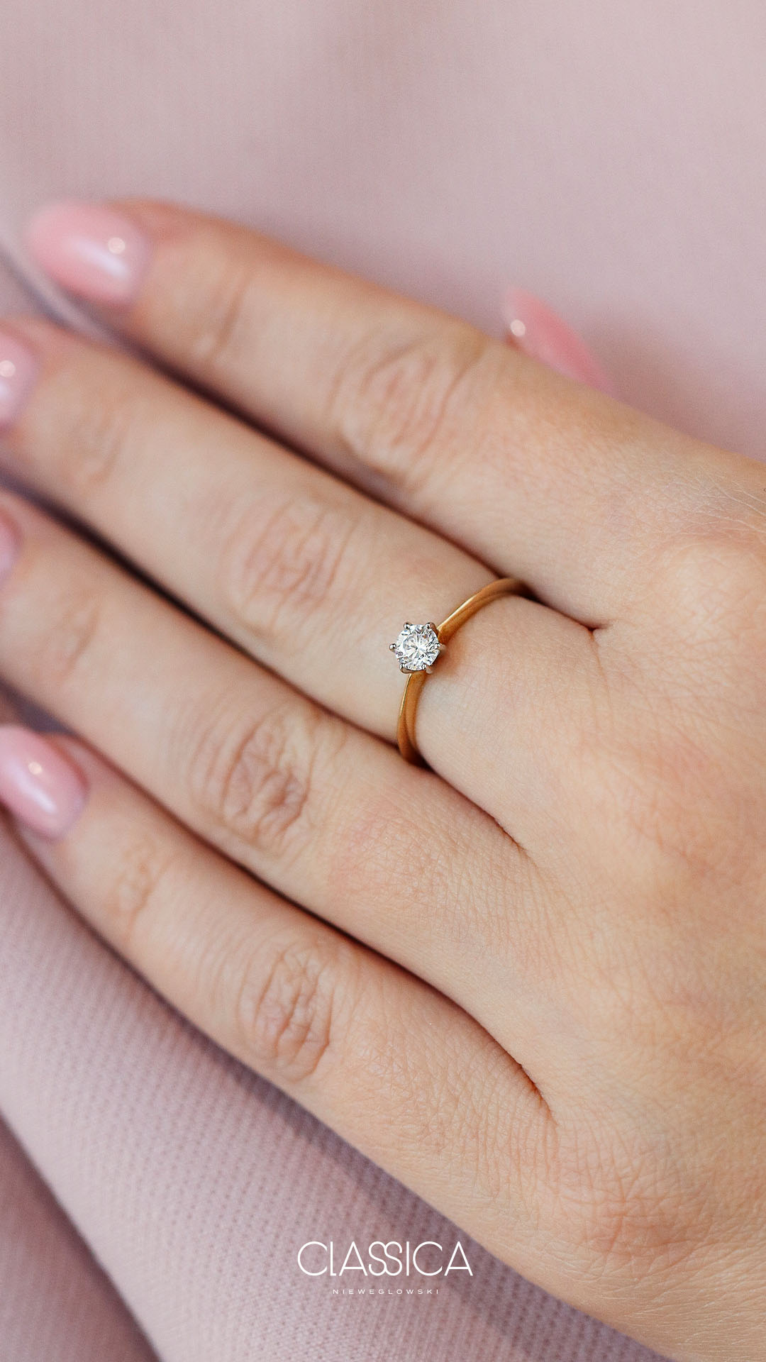 Pierscionek zareczynowy z diamentem 025 CT z zoltego zlota my love na palcu 04
