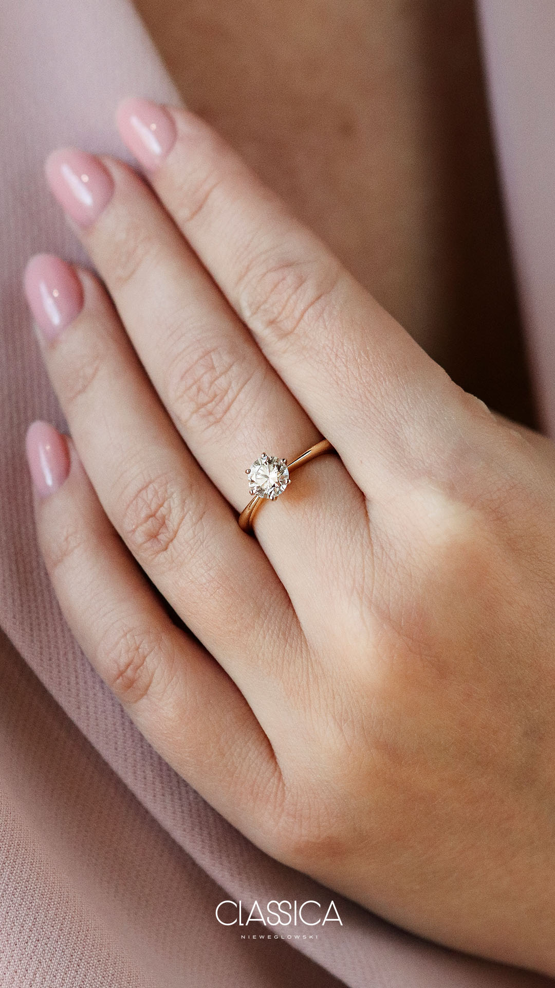 Pierscionek zareczynowy z diamentem 050 CT z zoltego zlota my love na palcu 04