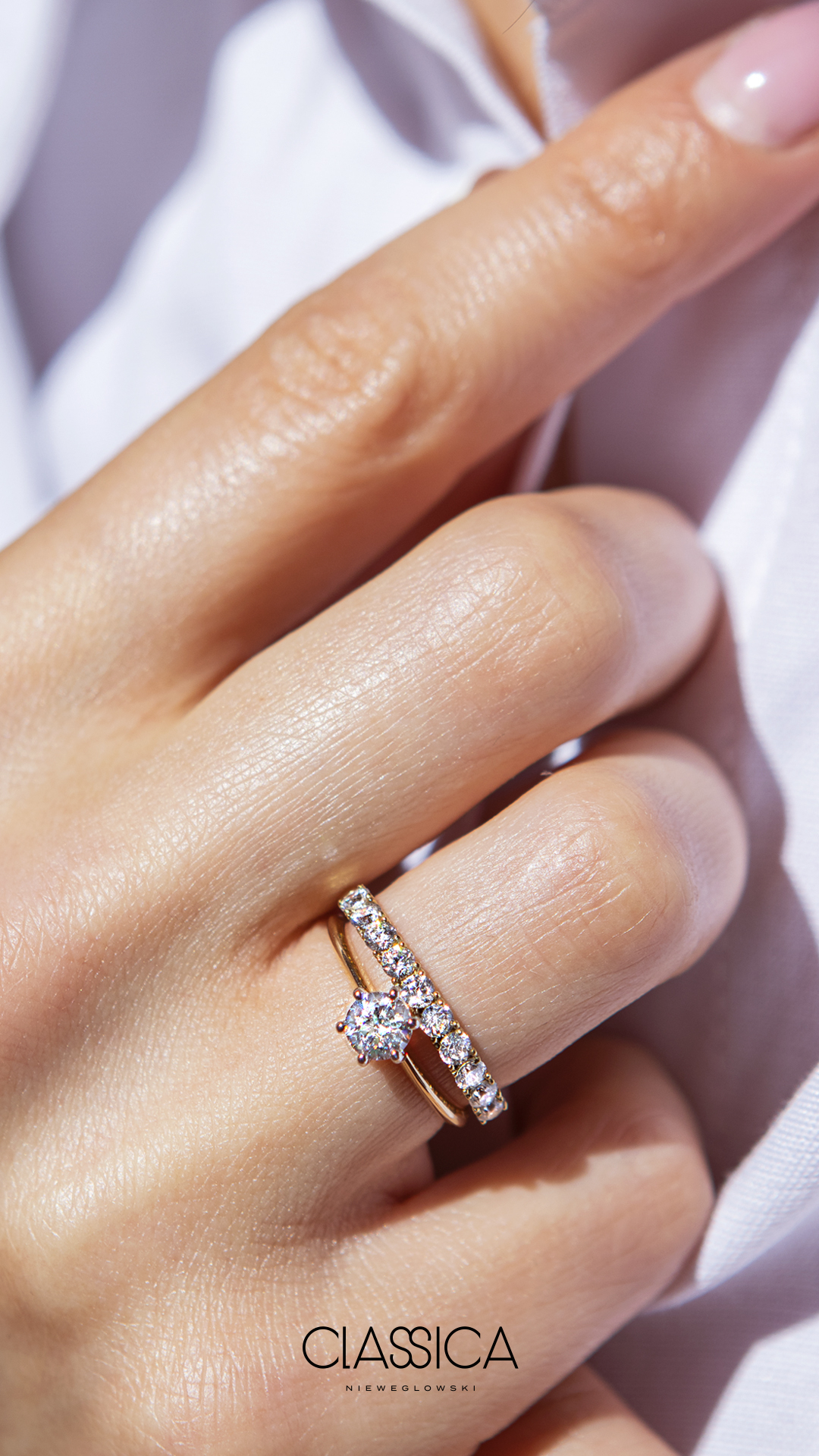 Pierscionek zareczynowy z diamentem 050 CT z zoltego zlota my love na palcu 05