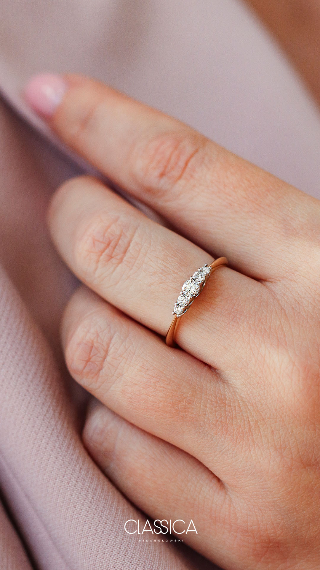 Pierscionek zareczynowy z diamentem 022 CT z zoltego zlota my darling na palcu 05