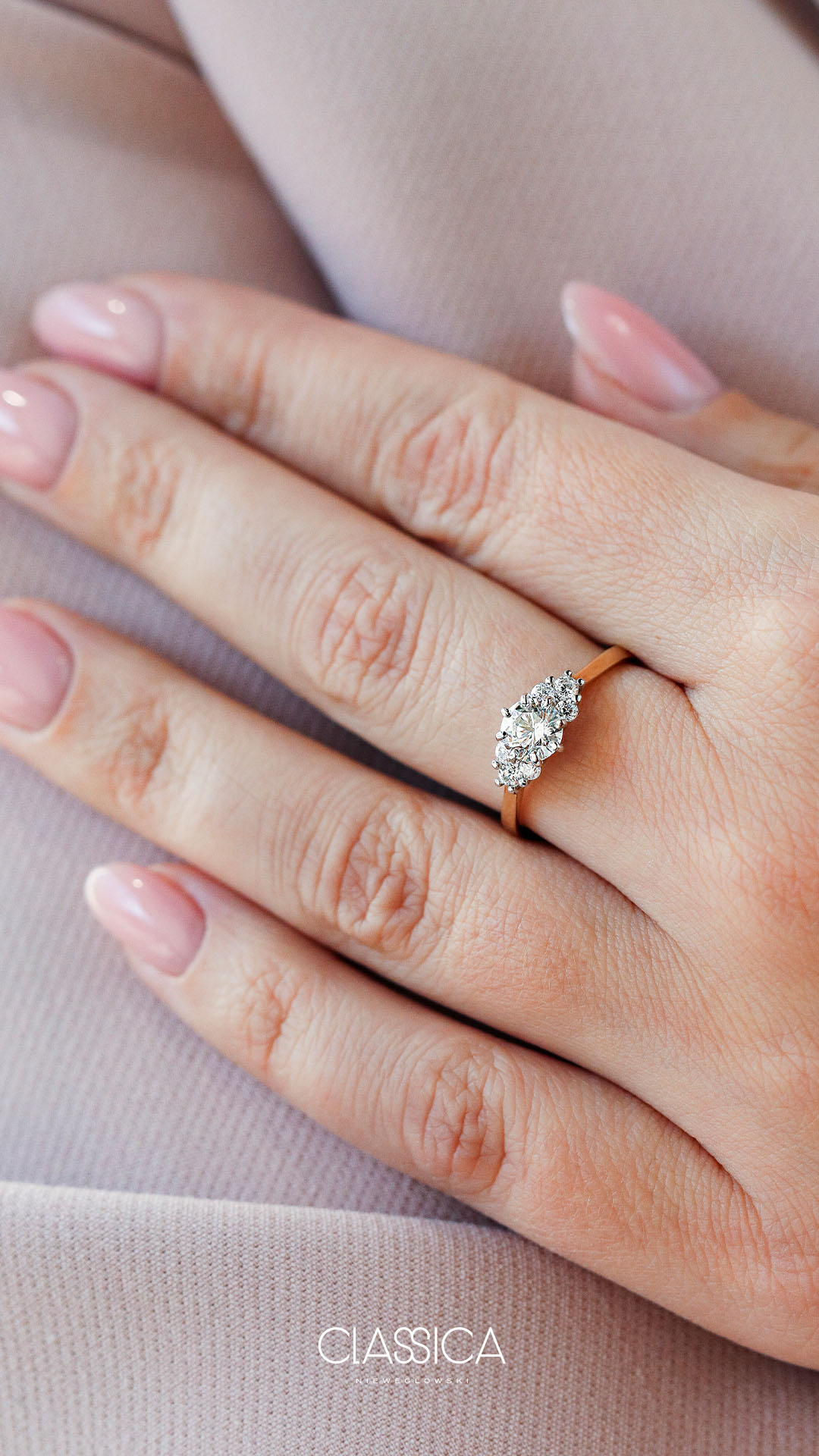 Pierscionek zareczynowy z diamentem 068 CT z zoltego zlota my lilly na palcu 09