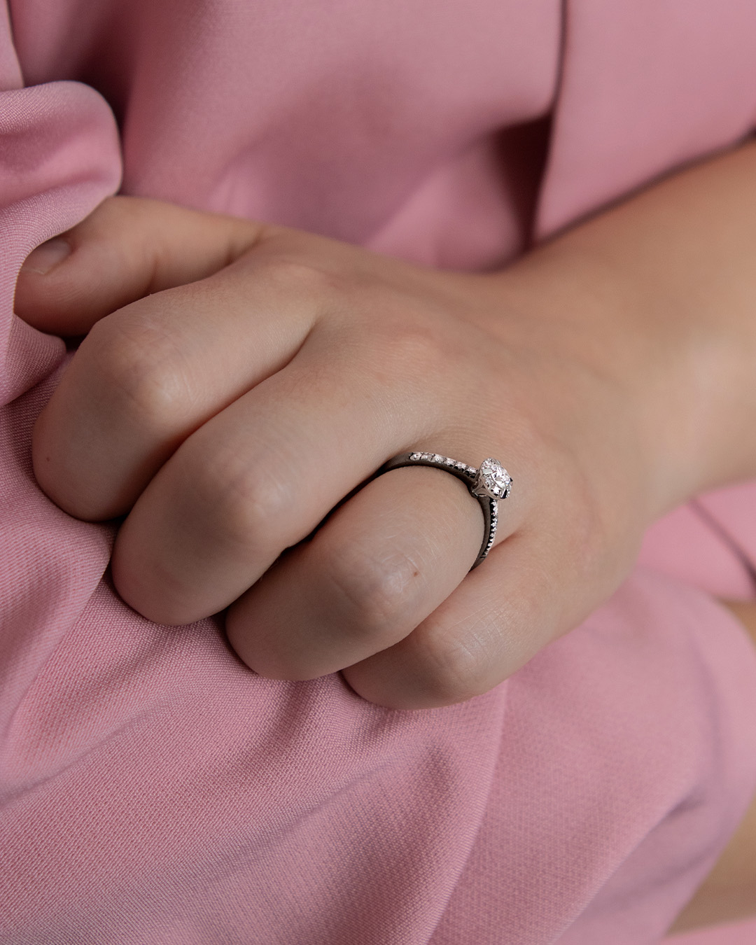 Pierscionek zareczynowy z diamentem 0 47 CT z zoltego zlota my princess na palcu 04