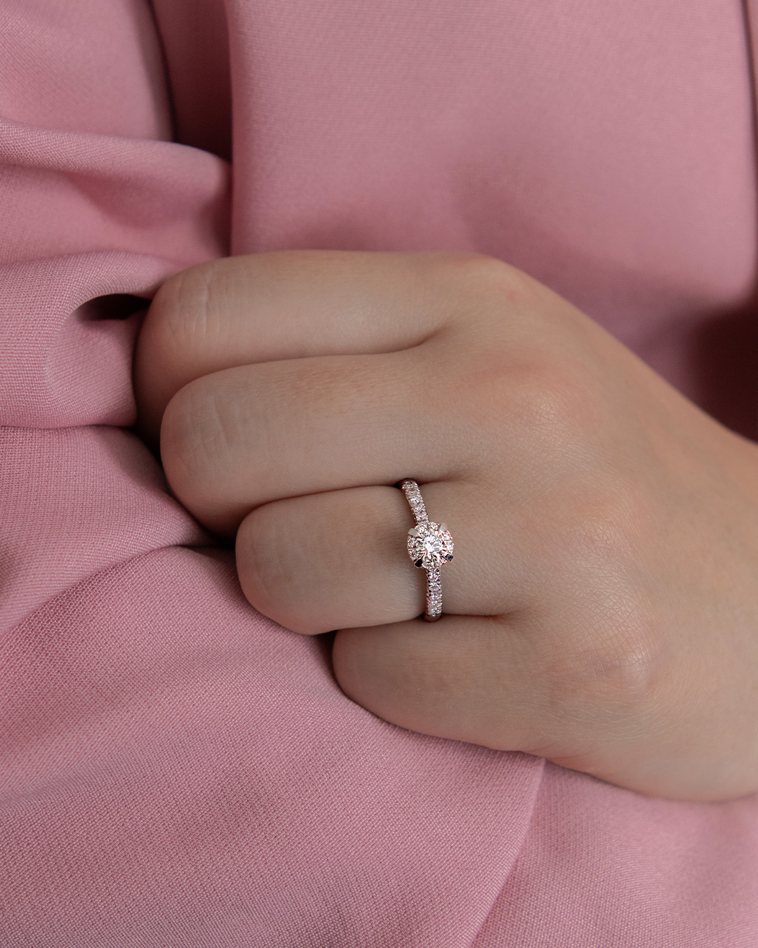 Pierscionek zareczynowy z diamentem 0 47 CT z zoltego zlota my princess na palcu 05