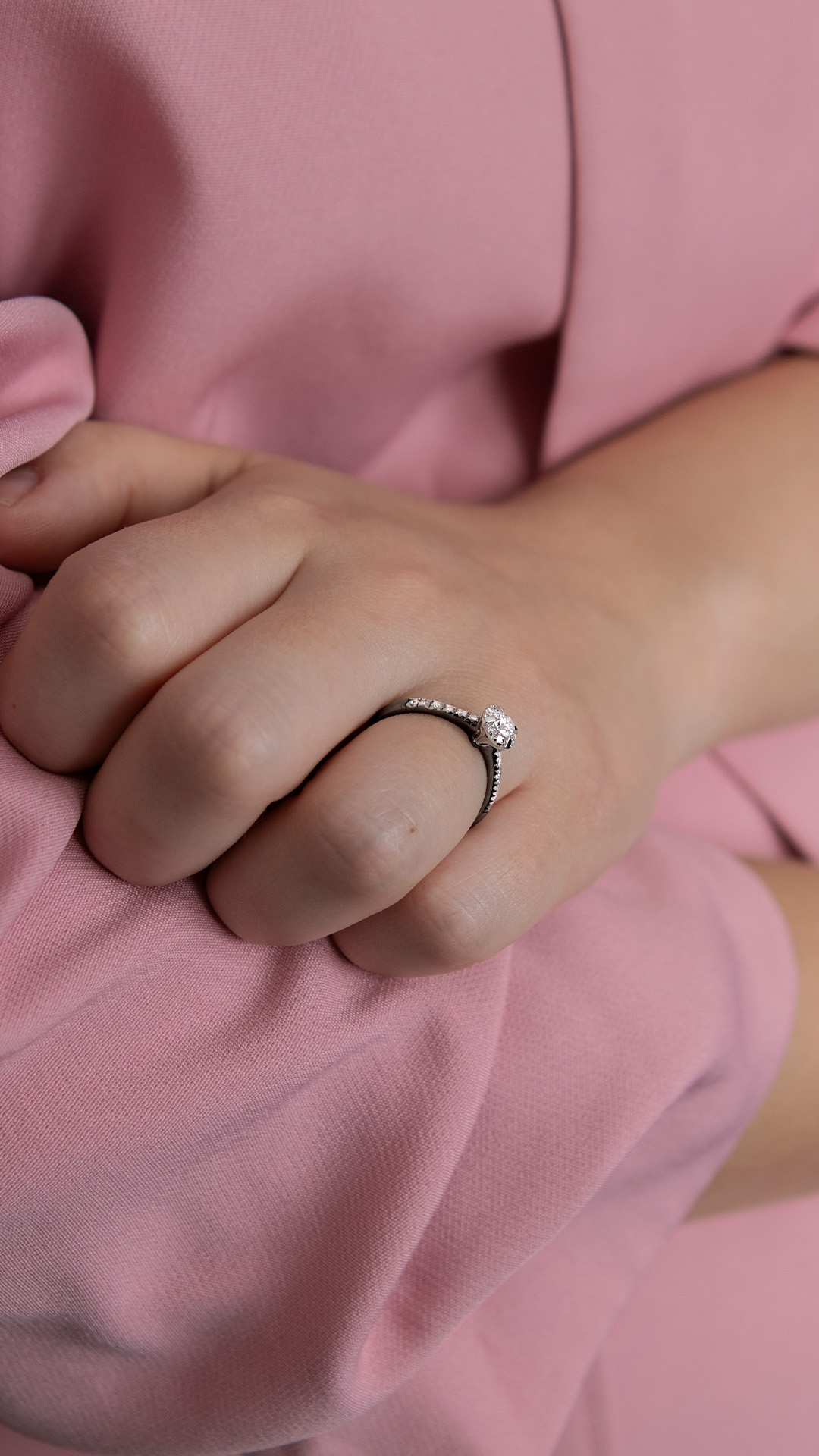 Pierscionek zareczynowy z diamentem 0 47 CT z zoltego zlota my princess na palcu 06