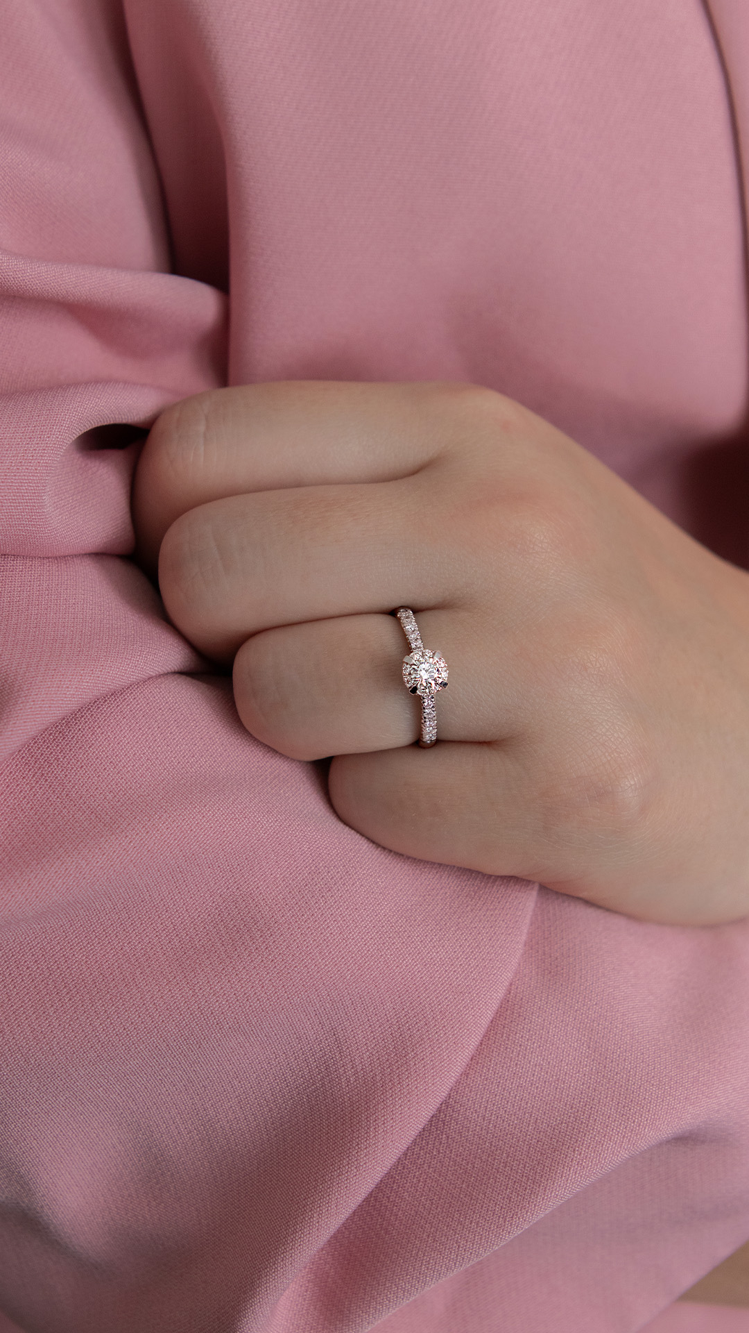 Pierscionek zareczynowy z diamentem 0 47 CT z zoltego zlota my princess na palcu 07