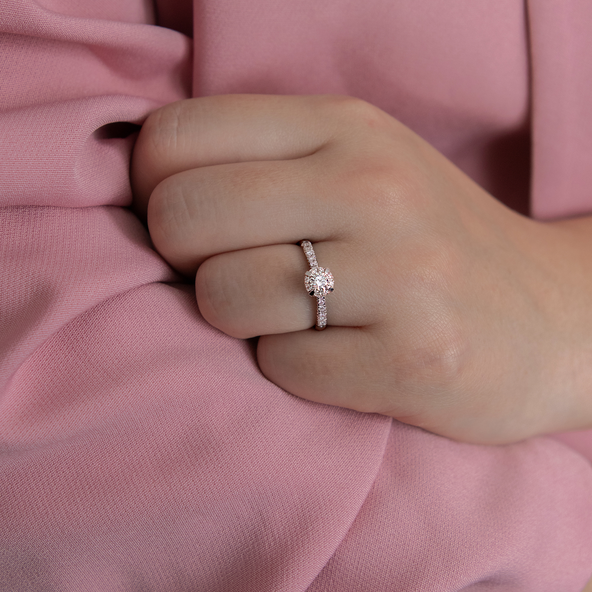 Pierscionek zareczynowy z diamentem 0 47 CT z zoltego zlota my princess na palcu 09