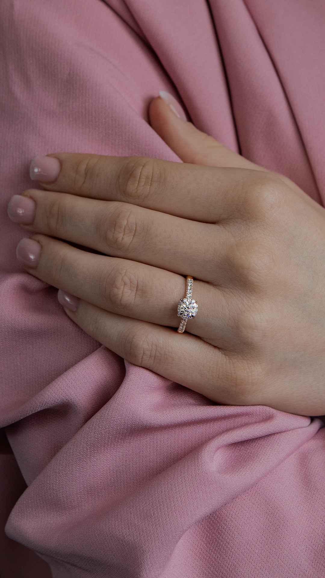 Pierscionek zareczynowy z diamentem 0 76 CT z zoltego zlota my princess na palcu 05
