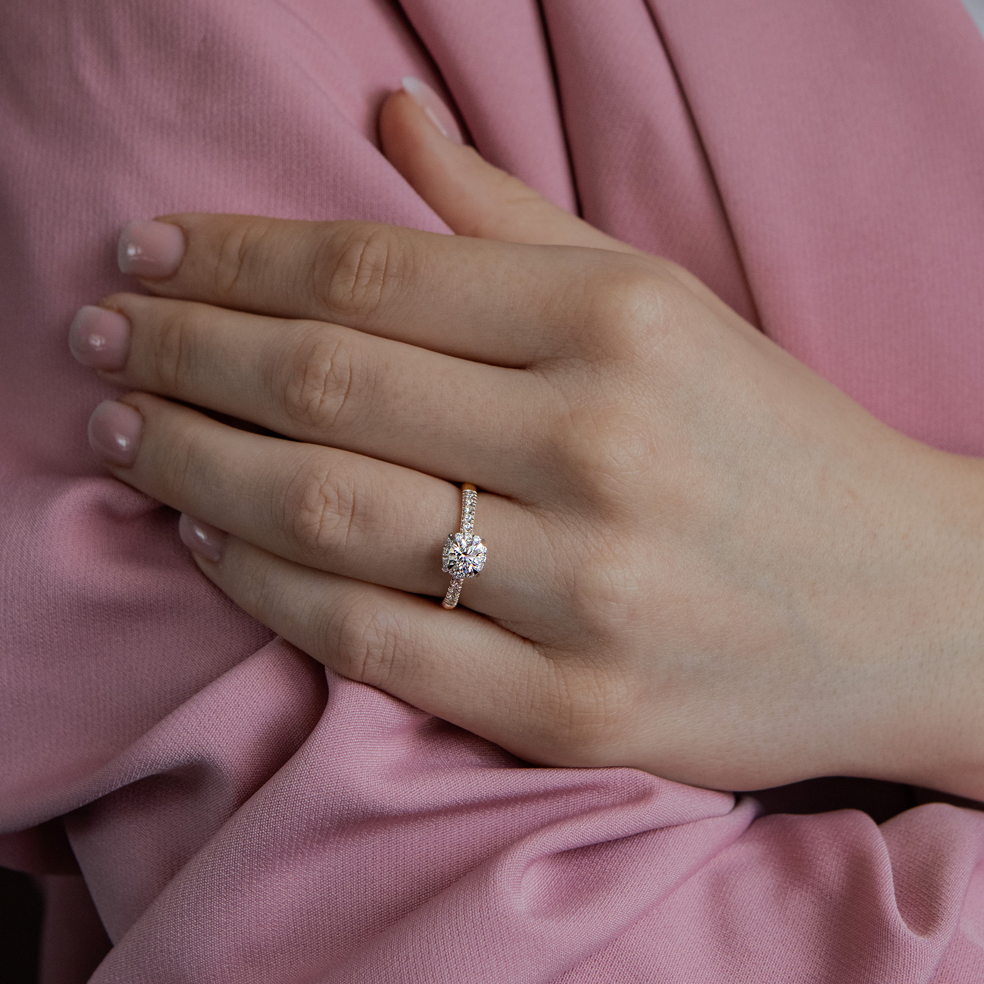 Pierscionek zareczynowy z diamentem 0 76 CT z zoltego zlota my princess na palcu 06